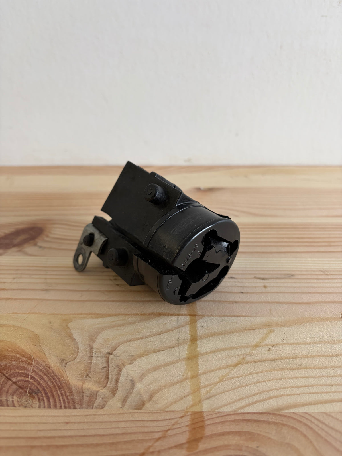 Kabelgenomföring Yamaha F75/F80/F100/F115 68V-42725-01 – bild 1