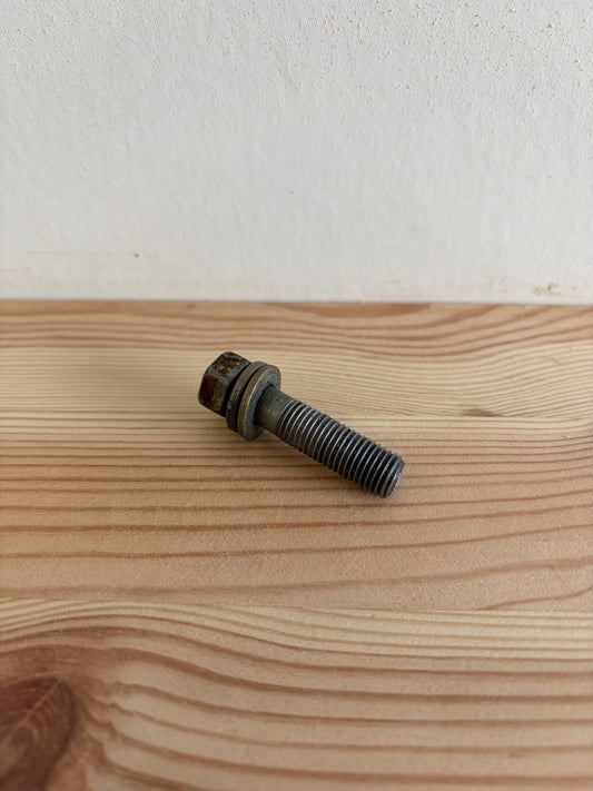 Växelhusbult Yamaha 97D75-10040 – bild 1